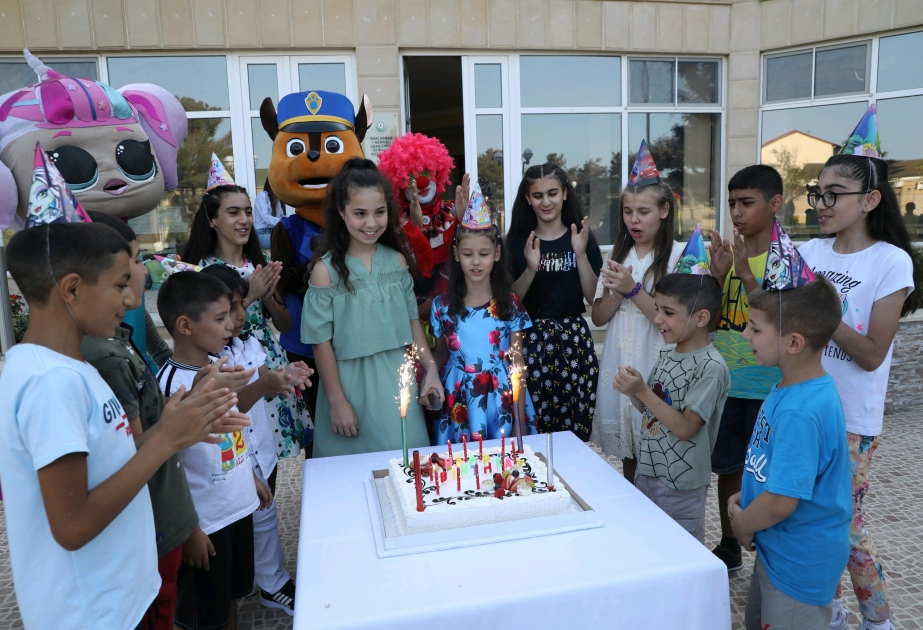 La Fundación Heydar Aliyev organiza un programa de entretenimiento para residentes de orfanatos y personas mayores