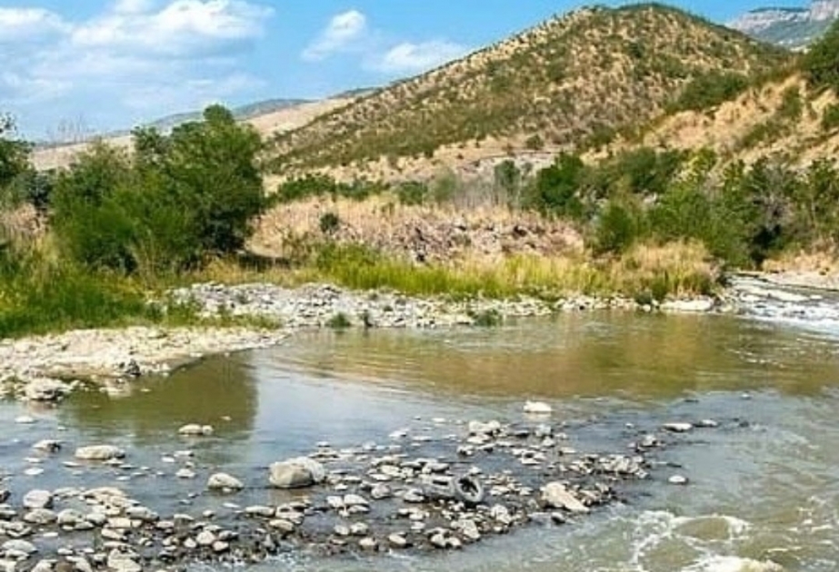 El internacionalmente reconocido fotógrafo Reza Degati hizo una publicación en las redes sociales sobre la contaminación del río Okhchuchay