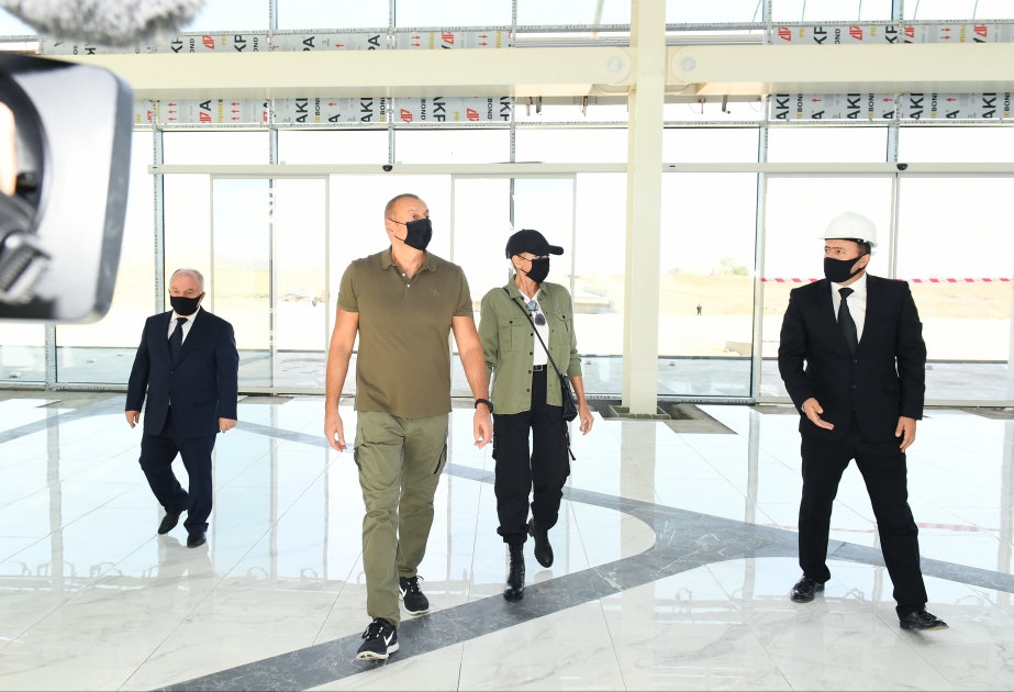Präsident Ilham Aliyev und First Lady Mehriban Aliyeva machen sich mit Bauarbeiten am internationalen Flughafen Füsuli vertraut VIDEO