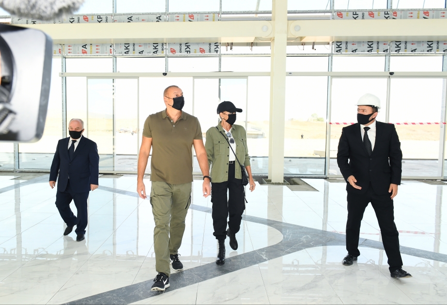 Le président Ilham Aliyev et la première dame Mehriban Aliyeva visitent le chantier de l’Aéroport international de Fuzouli VIDEO