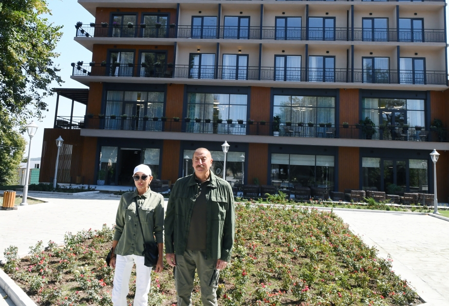 Schuscha: Präsident Ilham Aliyev und First Lady Mehriban Aliyeva weihen Hotel “Qarabağ” ein VIDEO