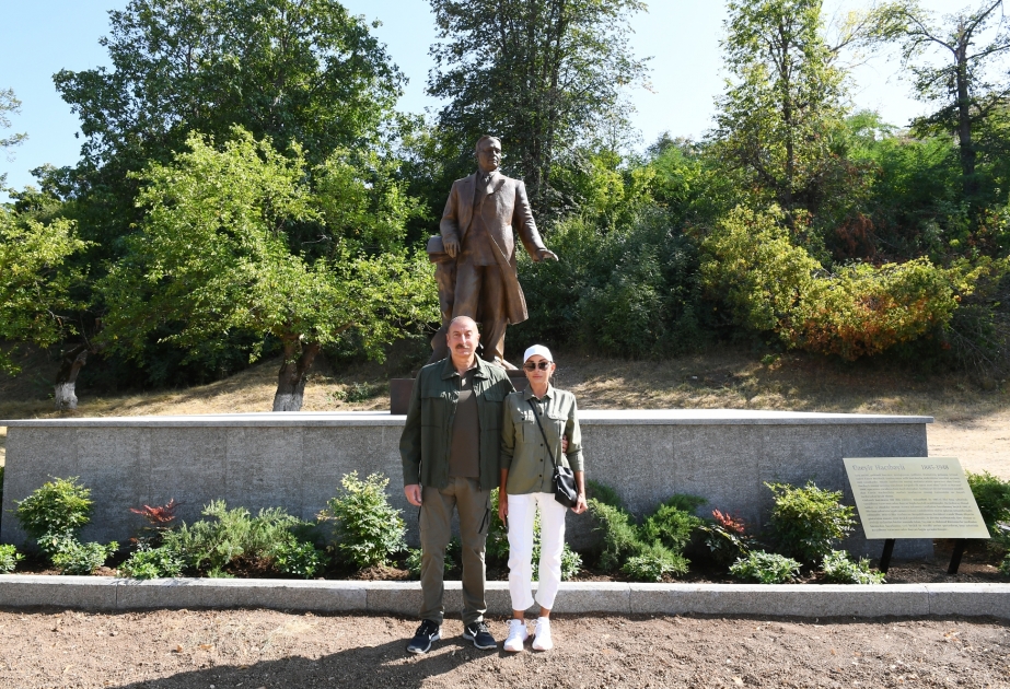 Präsident Ilham Aliyev und First Lady Mehriban Aliyeva enthüllen Denkmal von Uzeyir Hajibeyli in Schuscha: VIDEO