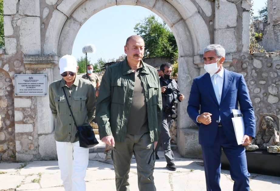 Präsident Ilham Aliyev und First Lady Mehriban Aliyeva machen sich mit Arbeiten vertraut, die am Hausmuseum von Uzeyir Hajibeyli in Schuscha durchgeführt werden VIDEO
