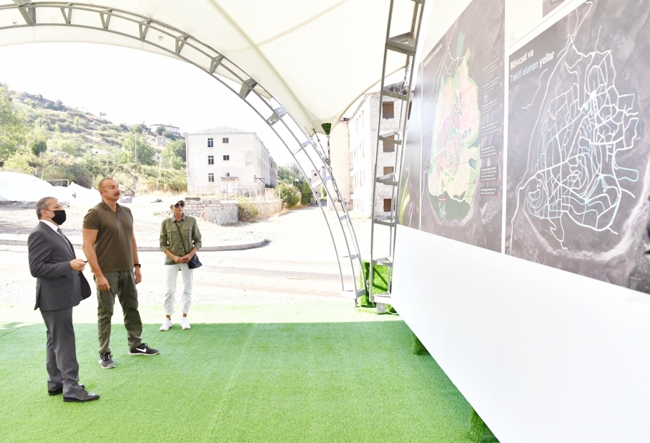 Le plan général de la ville de Choucha a été présenté au président Ilham Aliyev et à la première dame Mehriban Aliyeva VIDEO