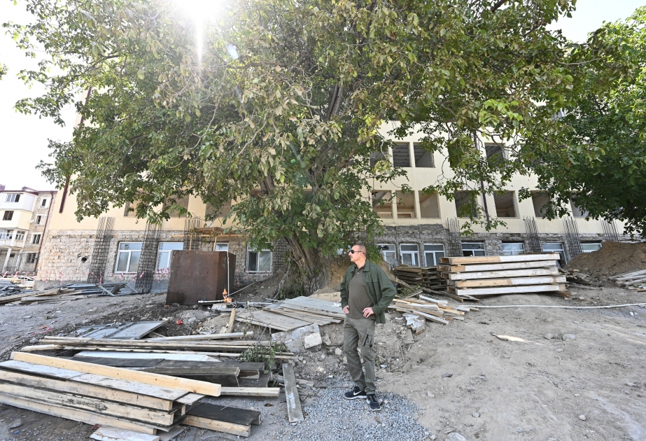 الرئيس إلهام علييف يتفقد سير اعمال اعمار مبنى إدارية لمقر المندوبية الخاصة في شوشا المحررة