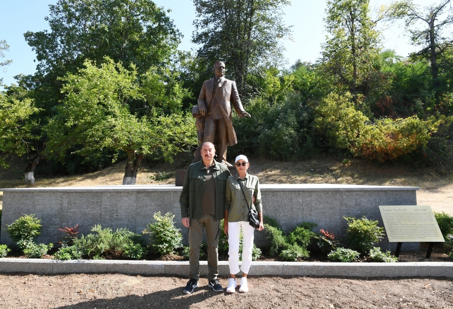 El presidente y la primera dama asisten a la inauguración del monumento a Uzeyir Hajibeyli en Shusha