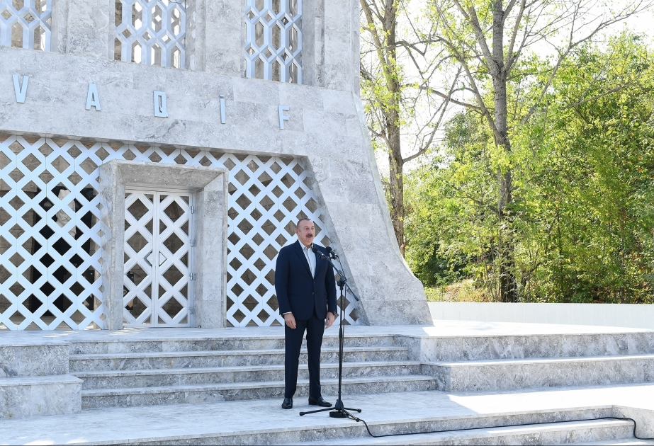 El presidente y la primera dama asisten a la inauguración de los Días de Poesía de Vagif en Shusha