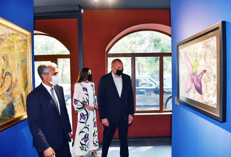 Le président Ilham Aliyev et son épouse Mehriban Aliyeva visitent les expositions organisées à Choucha VIDEO