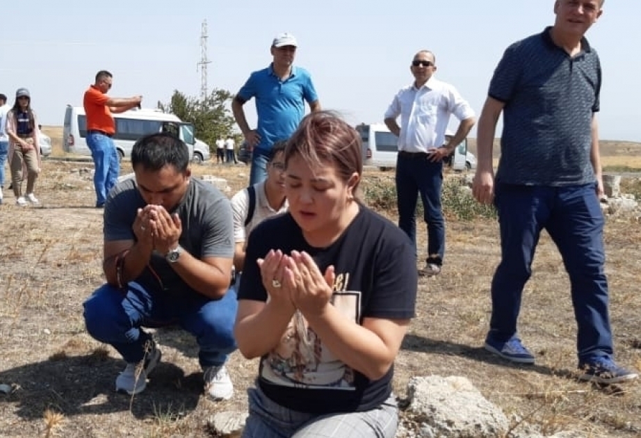 Periodistas kirguises leen surah del Corán en el cementerio de Jabrail destruido por los armenios