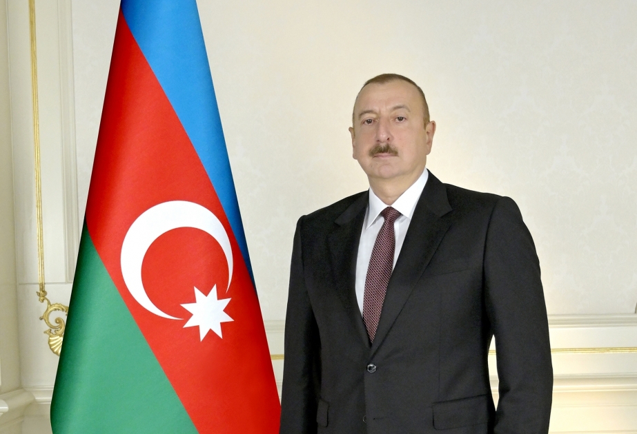 Präsident Ilham Aliyev gratuliert Athleten, der nächste Medaille bei Paralympics gewonnen hat