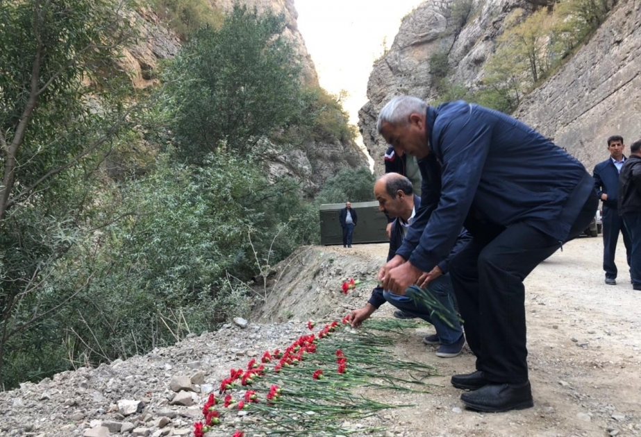 Se depositaron flores en memoria de los azerbaiyanos asesinados frente al túnel de Kalbajar