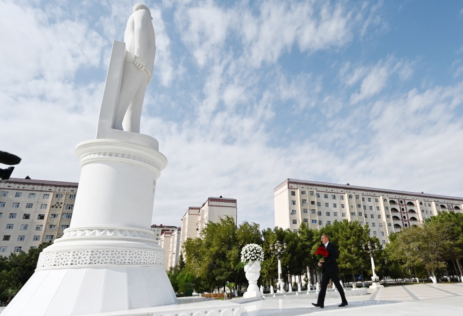 Le président Ilham Aliyev se recueille devant le monument d’Heydar Aliyev à Soumgaït VIDEO