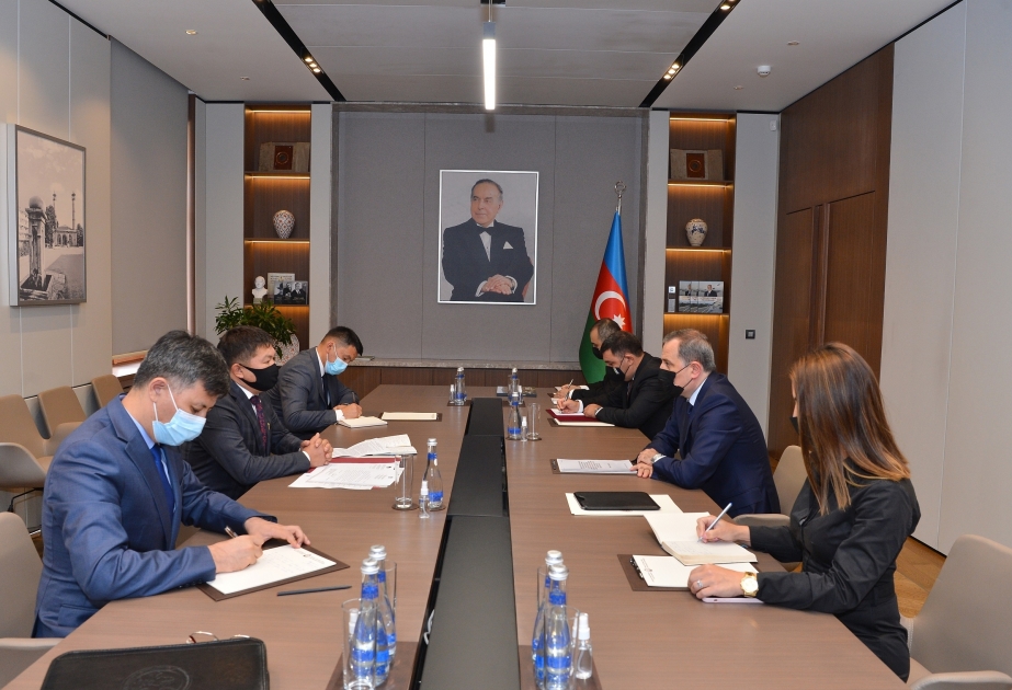 El Embajador entrante de Kirguistán presenta una copia de sus credenciales al Canciller de Azerbaiyán