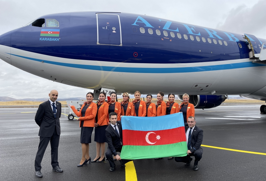 Flugzeug "Qarabağ" von Azerbaijan Airlines auf den Flughafen Füsuli