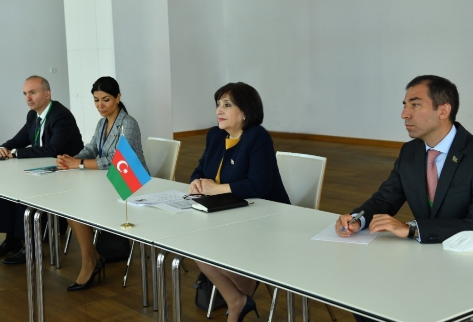 阿塞拜疆国民议会议长萨黑巴·加法罗娃会见拉脱维亚议会议长伊娜拉·穆尔涅斯