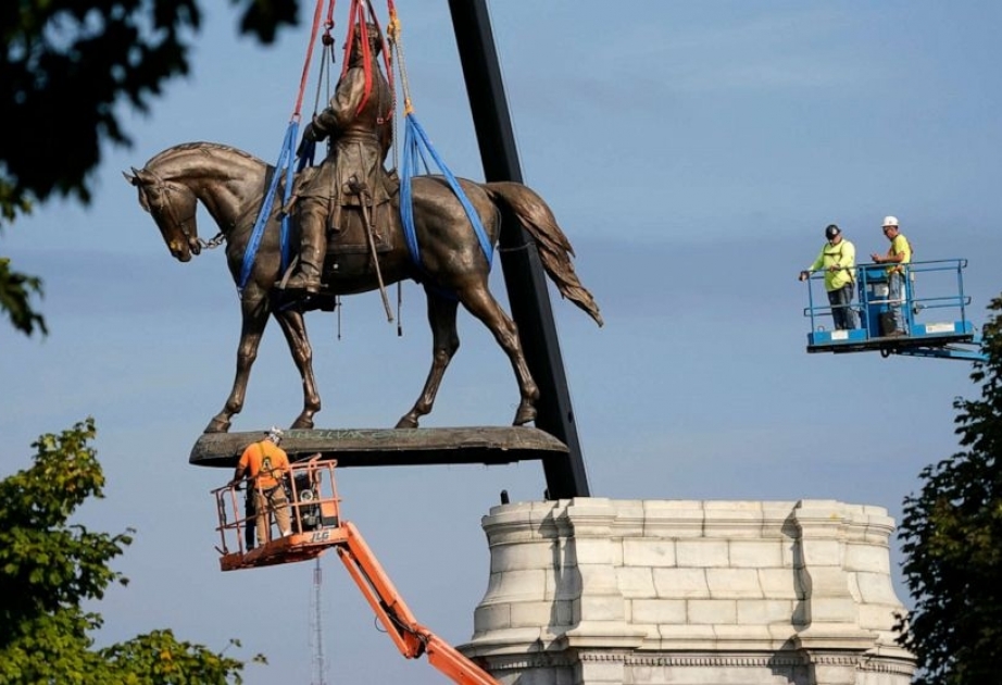 В Вирджинии демонтировали 12-тонный памятник генералу Роберту Ли