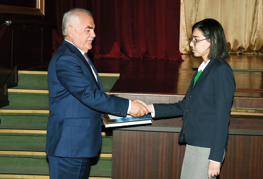 Naxçıvanda yüksək bal toplamış məzunlarla görüş olub