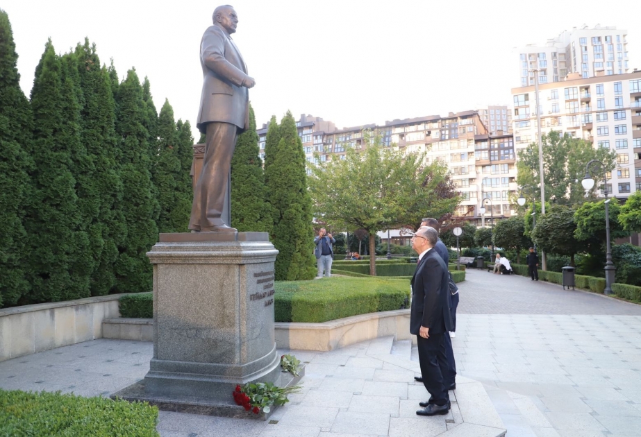 Bakı Şəhər İcra Hakimiyyətinin başçısı Eldar Əzizovun rəhbərlik etdiyi nümayəndə heyəti Kiyevdə səfərdədir