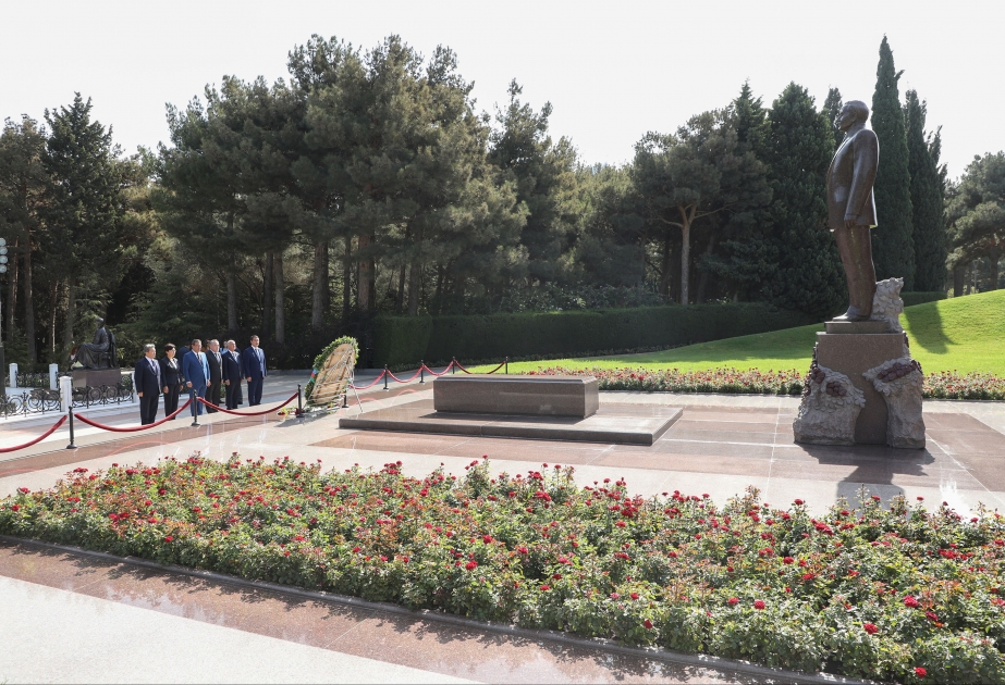 Qazaxıstan parlamentinin nümayəndə heyəti Fəxri və Şəhidlər xiyabanlarını ziyarət edib