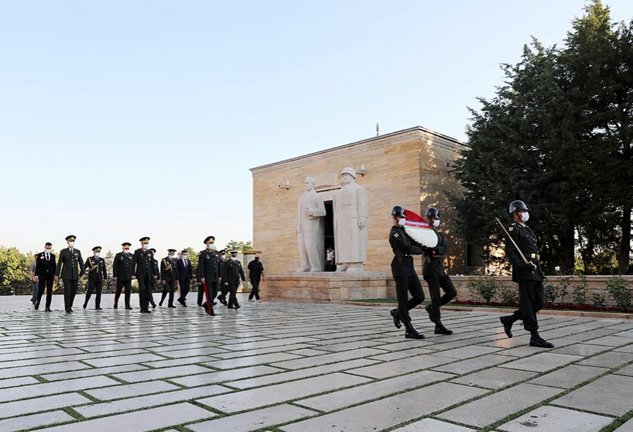 Jefe del Estado Mayor del Ejército de Azerbaiyán visita Anıtkabir