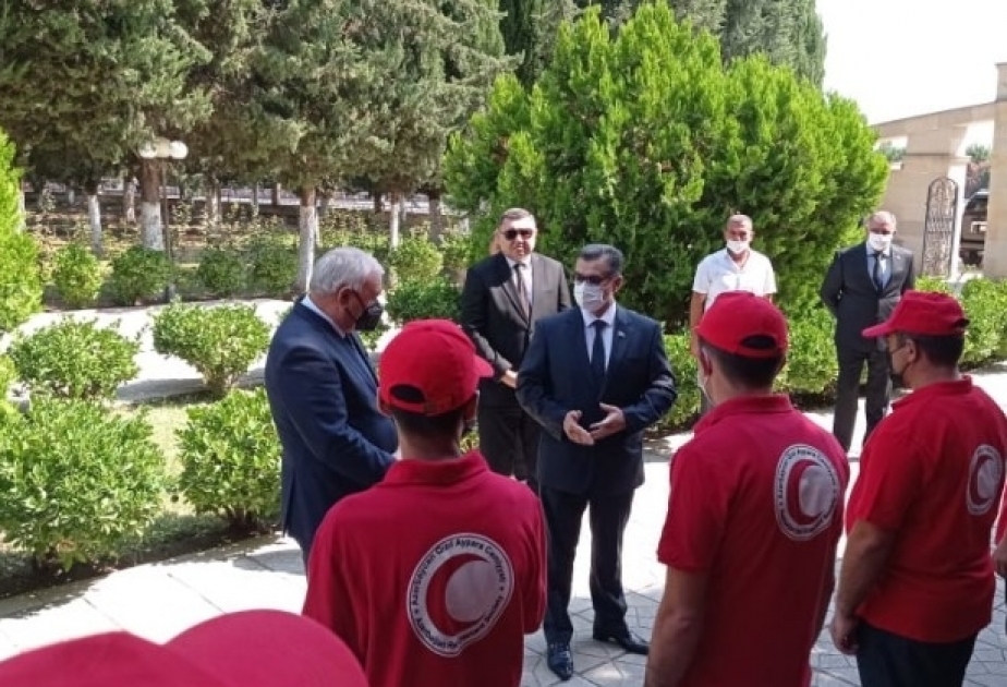Miembros de la Sociedad de la Media Luna Roja de Azerbaiyán visitan Karabaj