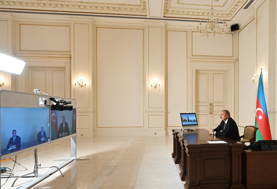 伊利哈姆·阿利耶夫总统与新任贾利拉巴德区行政长官的拉菲克·贾利洛夫和新任沙姆基尔区行政长官的拉沙德·塔吉耶夫举行视频会议