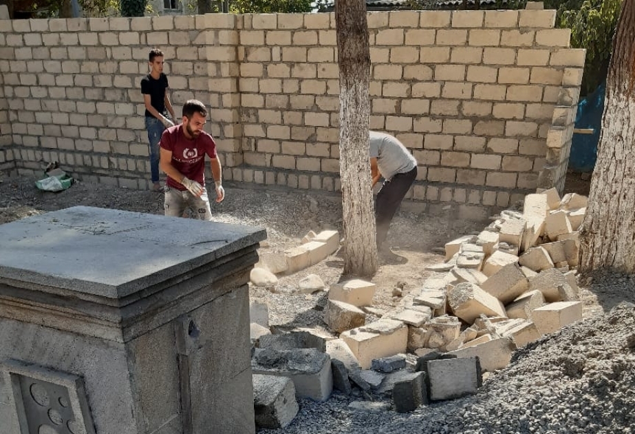 Ağacın ətrafına çəkilən hasar sökülüb