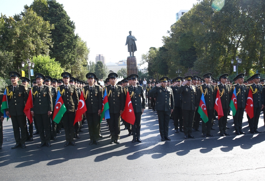 По случаю 103-й годовщины освобождения Баку от оккупации по улицам столицы прошли шествия военнослужащих