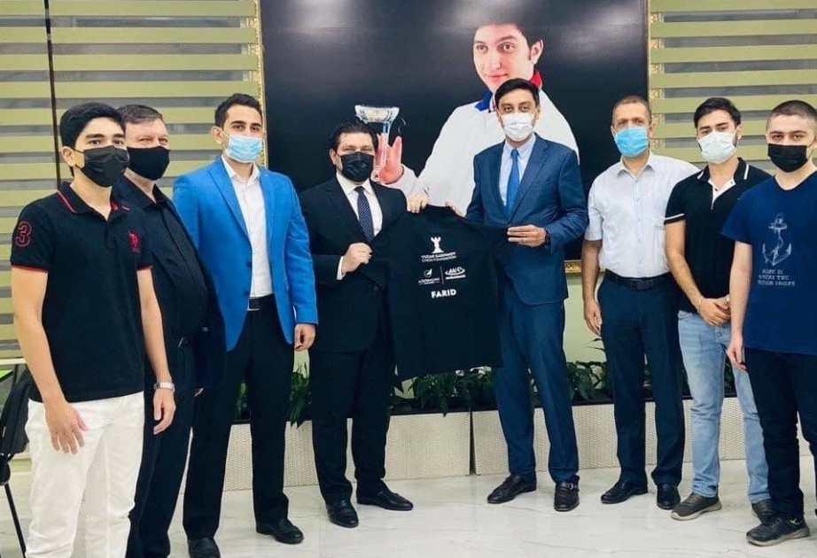 El flamante ministro se familiarizó con la Academia de Ajedrez que lleva el nombre de Vugar Hashimov