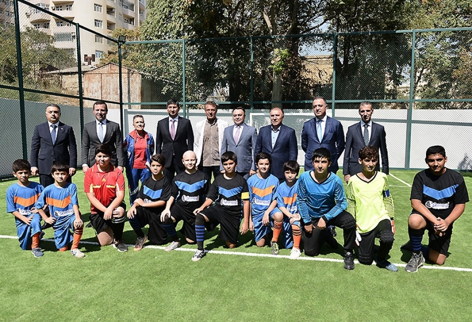 Yasamalda yeni süni örtüklü meydança sakinlərin istifadəsinə verilib