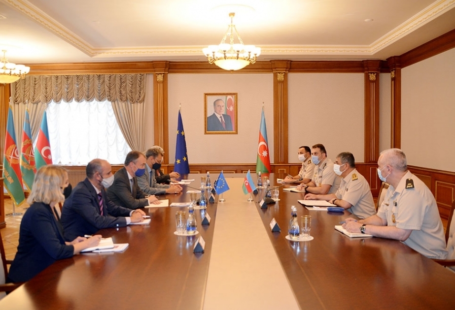Министр обороны Азербайджана провел встречу со специальным представителем Европейского Союза на Южном Кавказе
