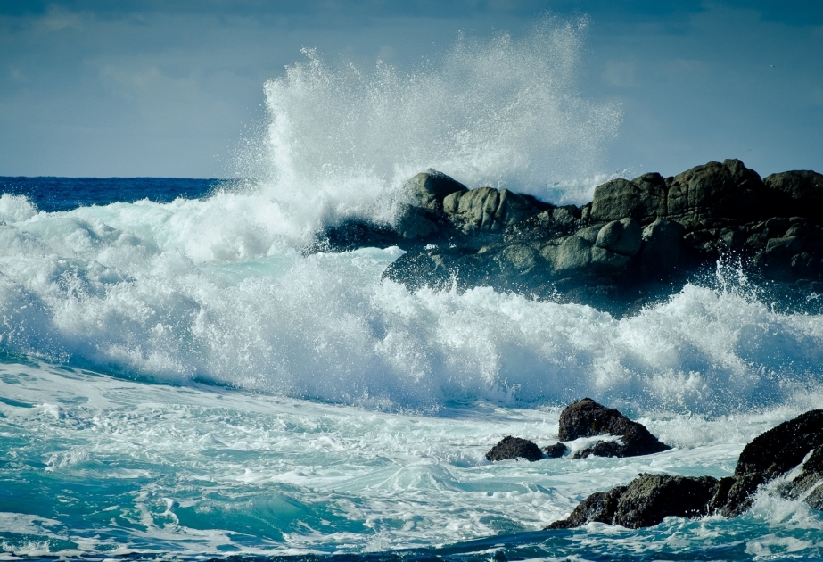 ارتفاع موجات في بحر الخزر إلى 3.2 أمتار