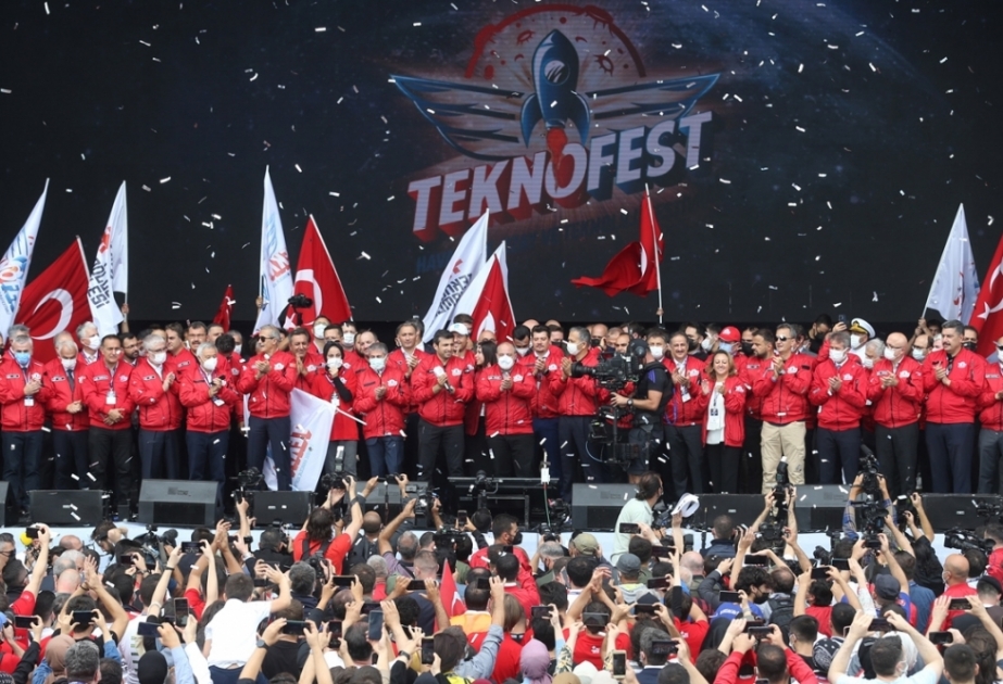 Los aviones nacionales despliegan sus alas en "TEKNOFEST" turco