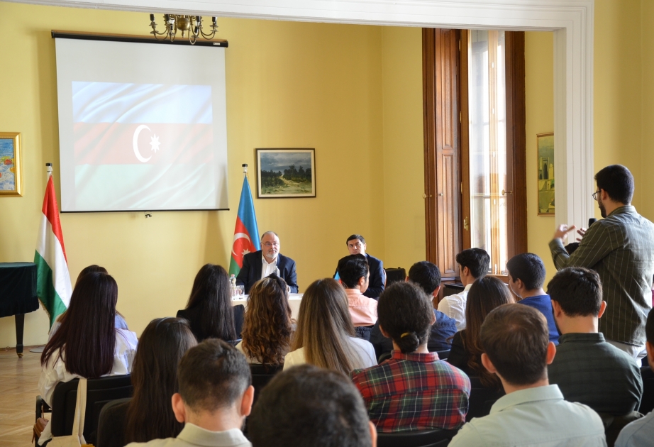 Macarıstandakı səfirliyimizdə bu ölkədə təhsil alan tələbələrimizlə görüş keçirilib