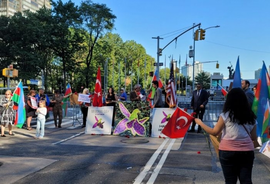 Azərbaycan diasporu BMT-nin baş qərargahı önündə 27 sentyabr-Anım Gününə həsr olunmuş aksiya keçirib
