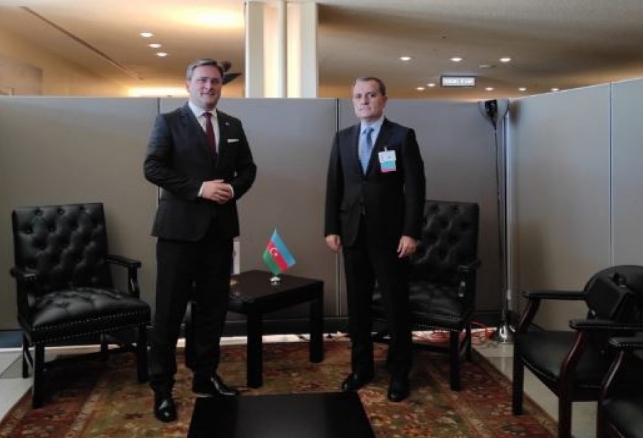 El ministro de Asuntos Exteriores de Azerbaiyán habla de cuestiones bilaterales con su colega serbio