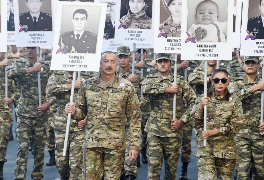 Une marche a eu lieu à Bakou en hommage des martyrs de la Guerre patriotique  Le président de la République et Commandant suprême des armées Ilham Aliyev et la première dame Mehriban Aliyeva ont été présents à la marche VIDEO