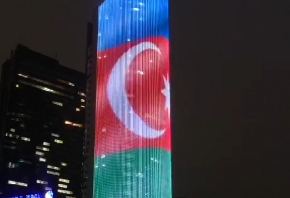 Nur-Sultanın ən hündür binalarından birində Azərbaycanın Dövlət Bayrağı nümayiş olunur