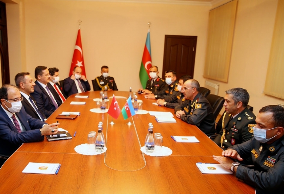 Azerbaiyán y Turquía analizan las cuestiones de apoyo técnico-militar