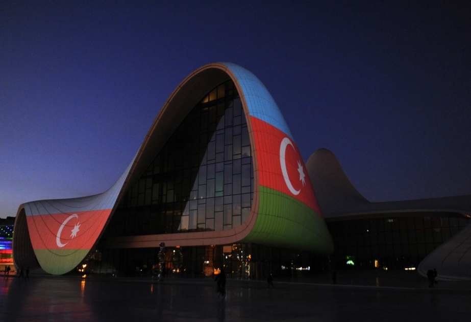 En el Día del Recuerdo, la bandera de Azerbaiyán se proyectó en el edificio del Centro Heydar Aliyev y en las Torres de la Llama
