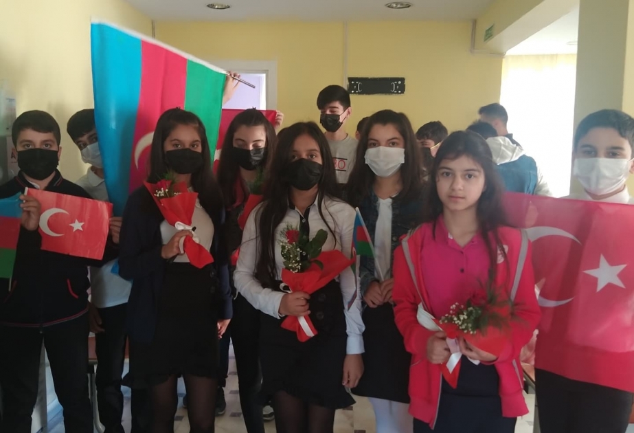 İstanbuldakı Mübariz İbrahimov adına məktəbin şagirdləri qazilərimizə baş çəkiblər