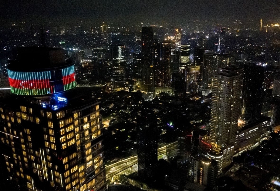 Le drapeau de l’Azerbaïdjan projeté sur le plus haut bâtiment de Jakarta
