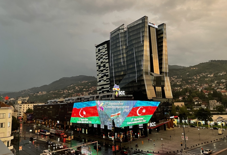 La bandera nacional de Azerbaiyán se proyecta en el edificio más alto de Sarajevo