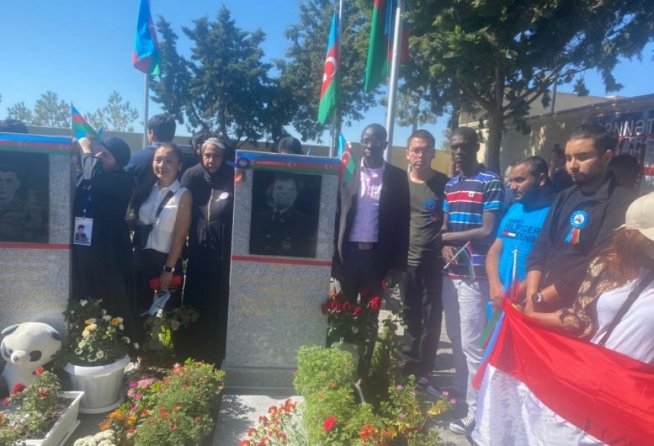 Иностранные студенты БГУ посетили Аллею почетного захоронения и Аллею шехидов