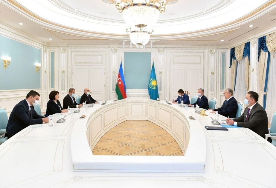 La presidenta del Parlamento azerbaiyano se reúne con el presidente kazajo