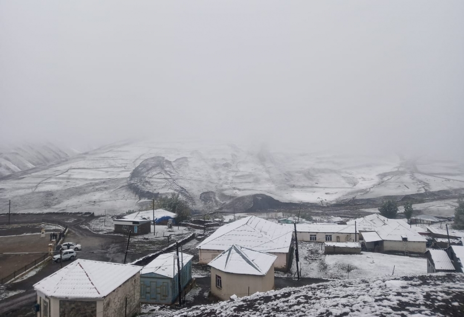 Azerbaïdjan : la première neige tombe sur les villages de Khynalyg et de Qyryz VIDEO