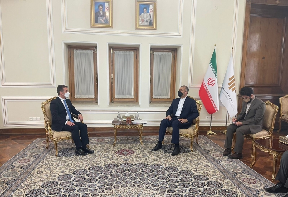 El embajador de Azerbaiyán presenta copias de credenciales al canciller iraní