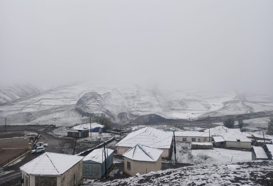 库巴区赫纳雷戈村和戈雷兹村迎来第一场降雪