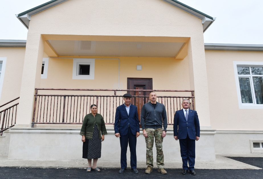 Prezident İlham Əliyev Ermənistan silahlı qüvvələrinin raket hücumları nəticəsində Tərtər şəhərində dağılmış evin əvəzinə tikilən yeni evdə yaradılan şəraitlə tanış olub VİDEO