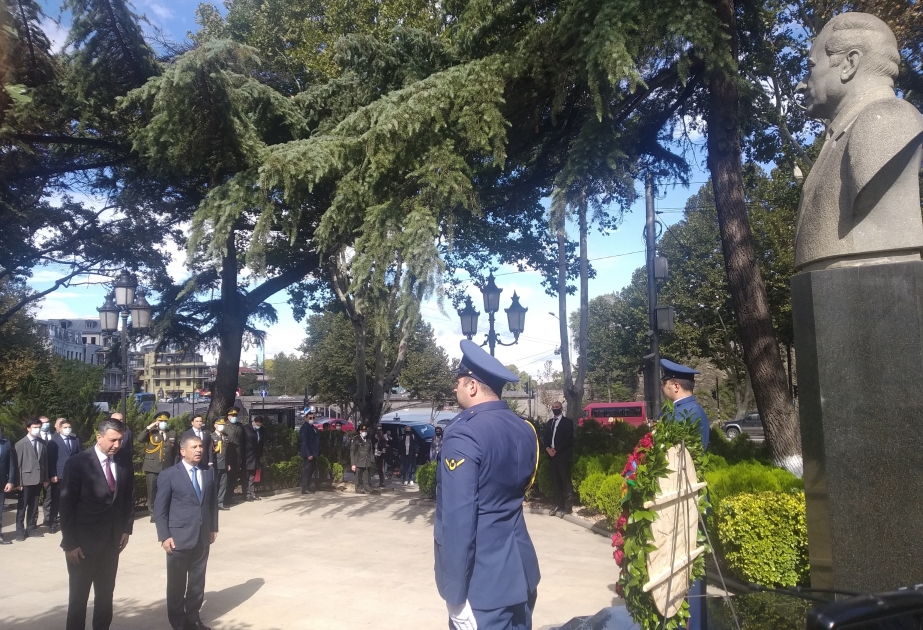 Azərbaycanın müdafiə naziri Tbilisidə ulu öndər Heydər Əliyevin abidəsini ziyarət edib